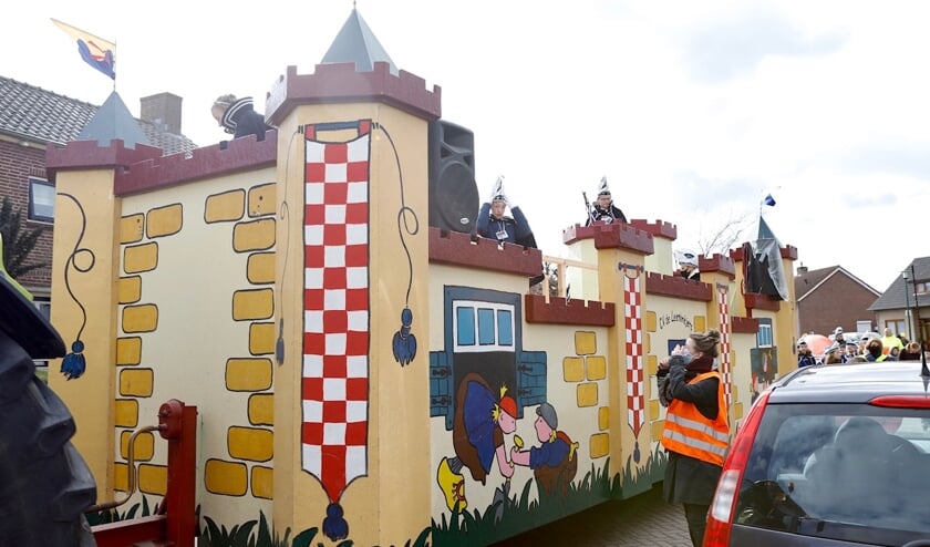 De jeugdhofhouding van carnavalsvereniging de Leemknèjers heeft zaterdag een alternatieve carnavalsoptocht in Oeffelt gehouden.