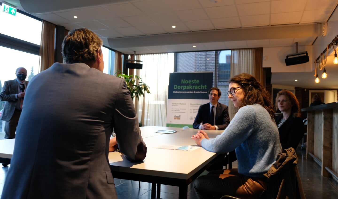 CDA-lijsttrekker Wopke Hoekstra (links) en Inge van Dijk (wethouder in Gemert) laten zich bijpraten door Ivonne van de Horst (blauwe trui) en Maarten Ebben