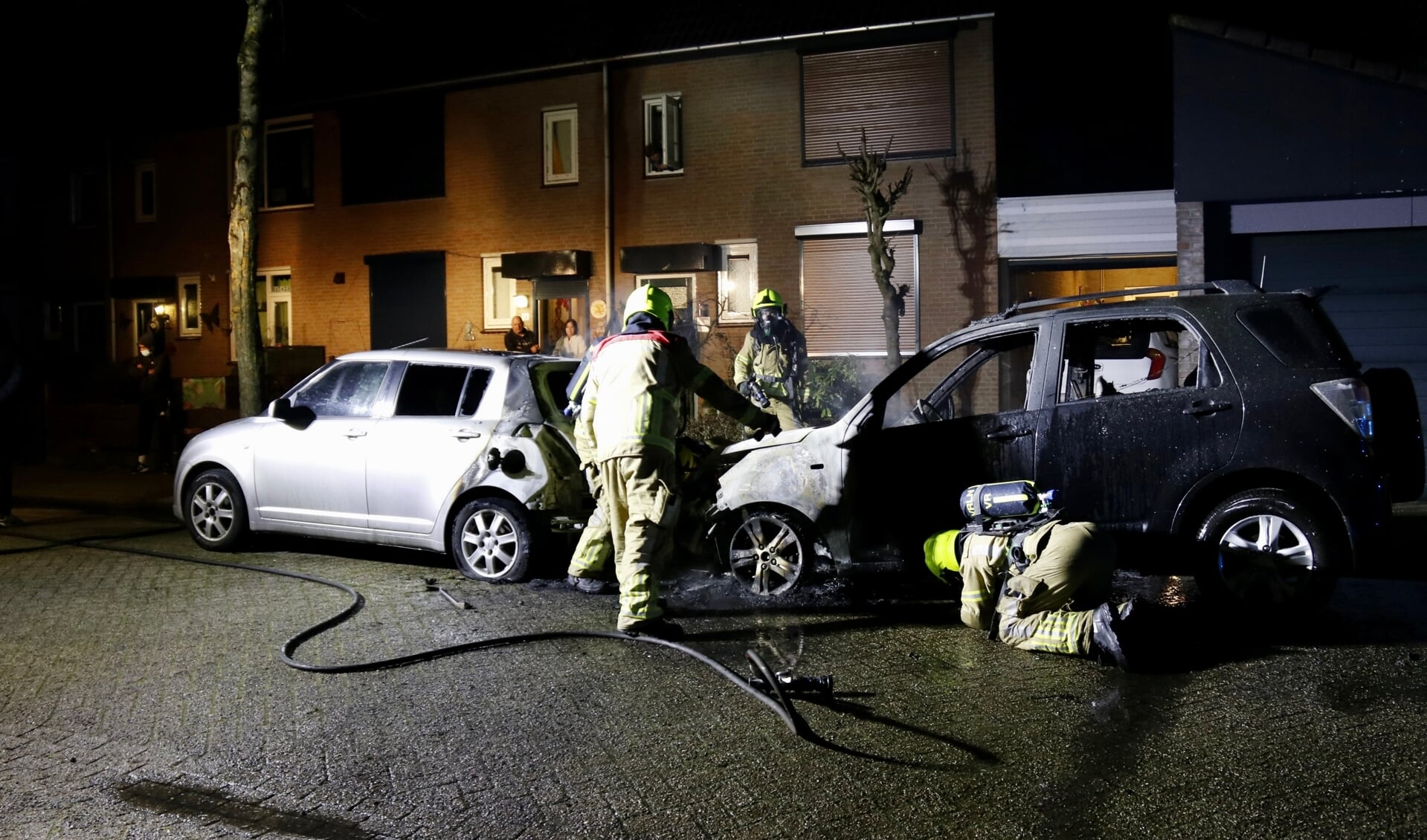 Aan de Spechtstraat in Gennep zijn twee auto's uitgebrand.