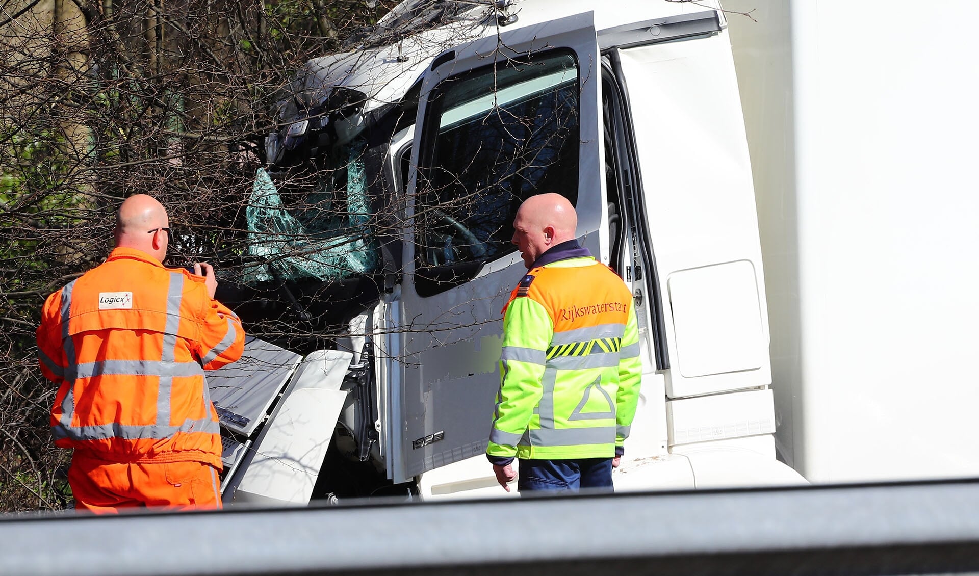 File op A59 na ongeval vrachtwagen op A59. (Foto: Charles Mallo, Foto Mallo)