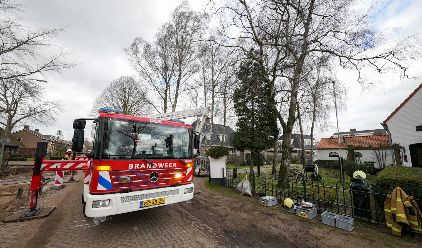 Brandweer met hoogwerker in Geffen. (Foto: Gabor Heeres, Foto Mallo)