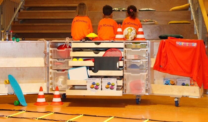 <p>Met de verschillende kleurrijke spulletjes in de EHBL-kast kunnen de kinderen van De Bonckert op een leuke manier leren én bewegen. (Foto: Bas Delhij)</p>