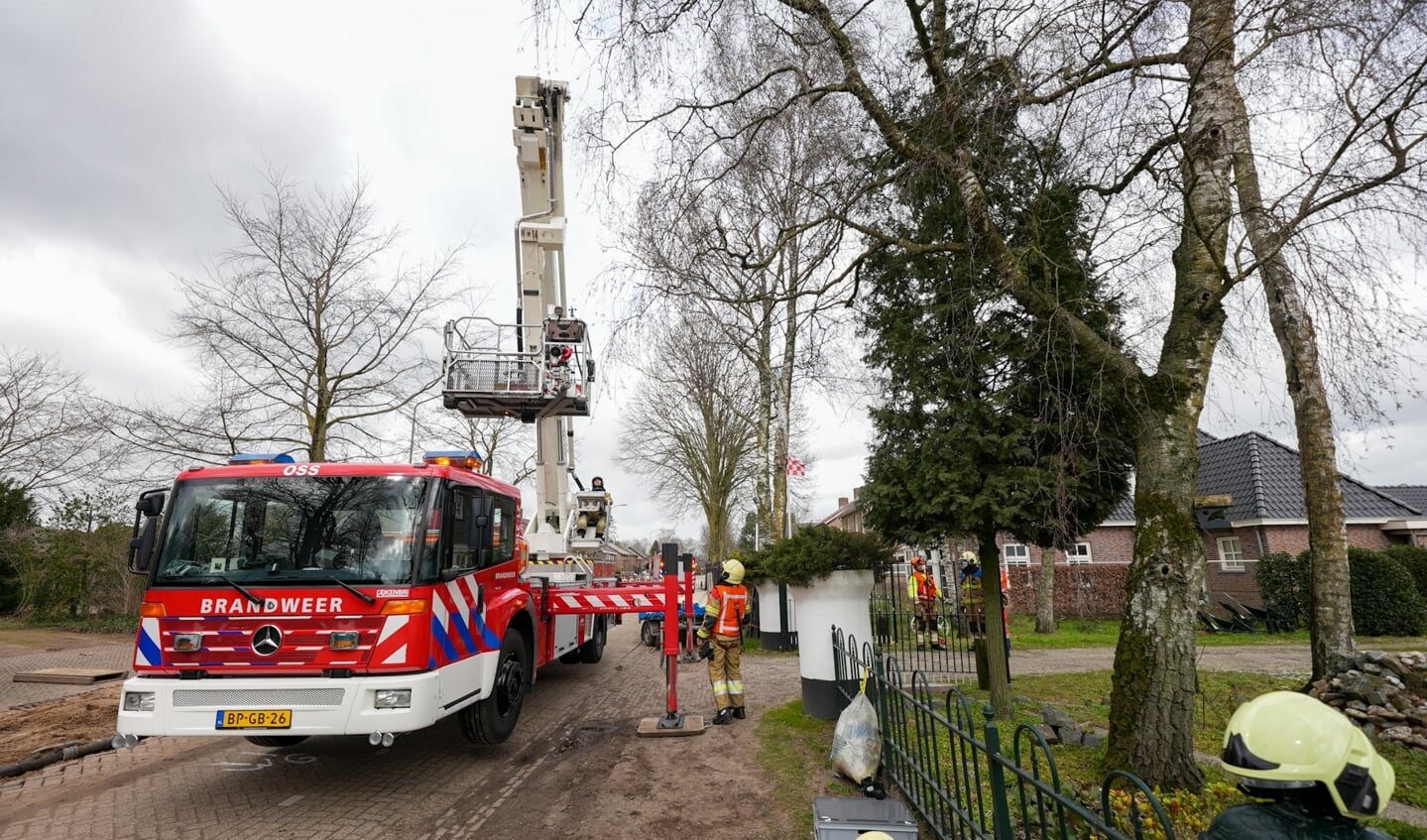 Brandweer met hoogwerker in Geffen. (Foto: Gabor Heeres, Foto Mallo)