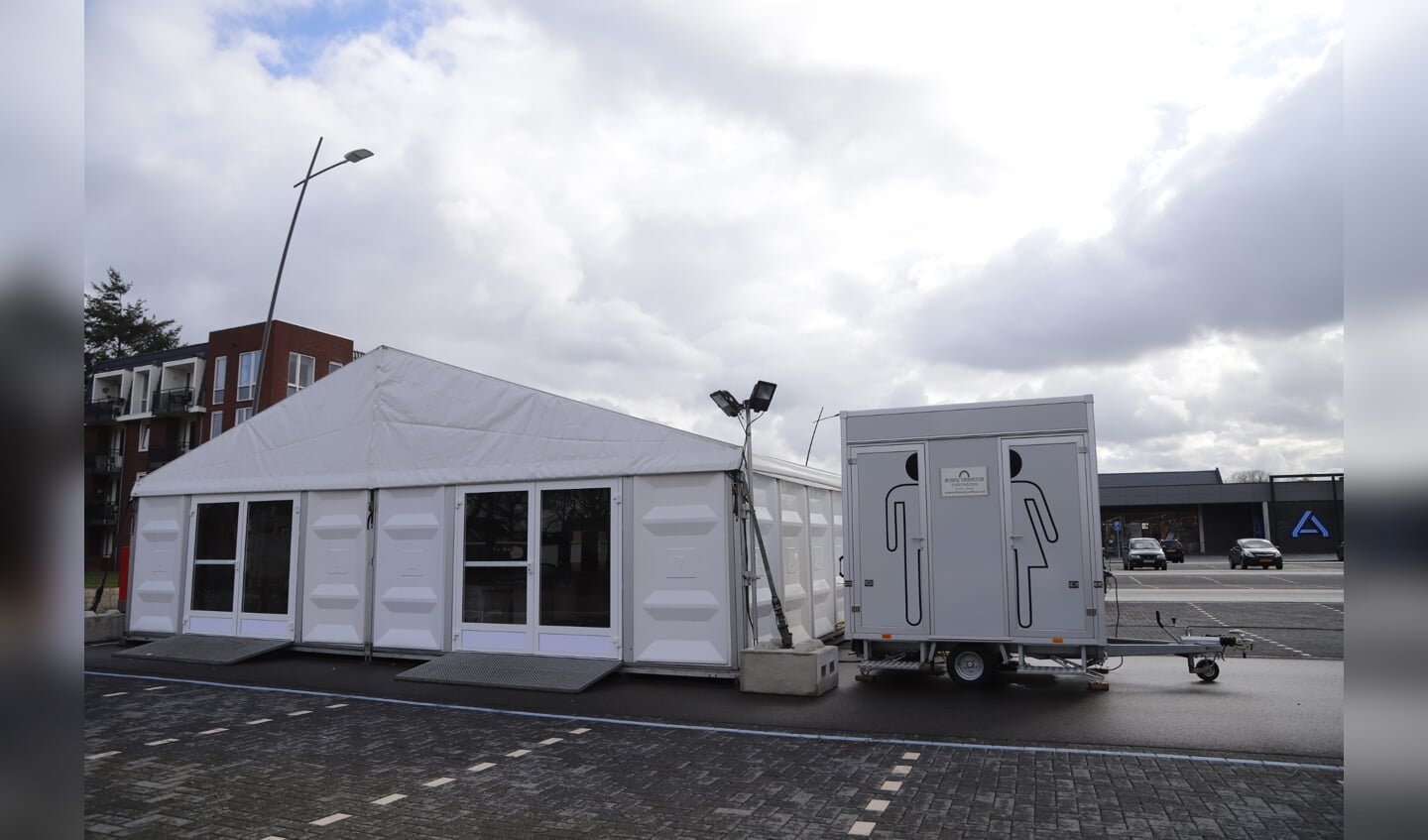 Op het Zwaanplein in Cuijk is een tent neergezet waar mensen kunnen stemmen.