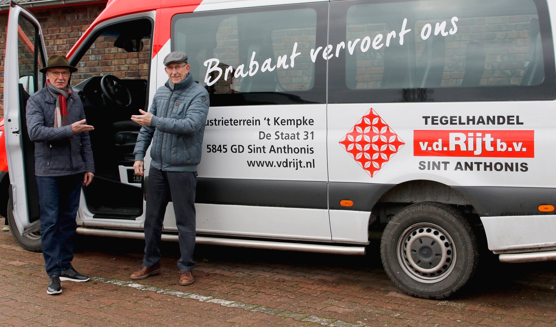 Buurtbuschauffeurs Jan de Hoog (links) en Harrie de Hoog heten nieuwe passagiers van harte welkom.