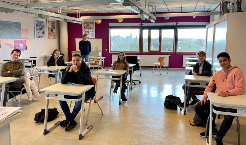 <p>Rens, Resa, Vince, Maud, Daan en Silvijn: drie mogen er wel stemmen en drie alleen voor de scholierenverkiezingen. </p>