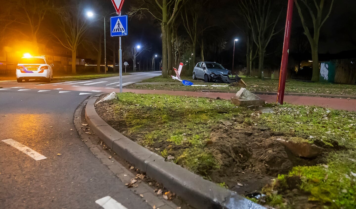 Ongeval bij rotonde bij Het Woud. (Foto: Gabor Heeres, Foto Mallo)