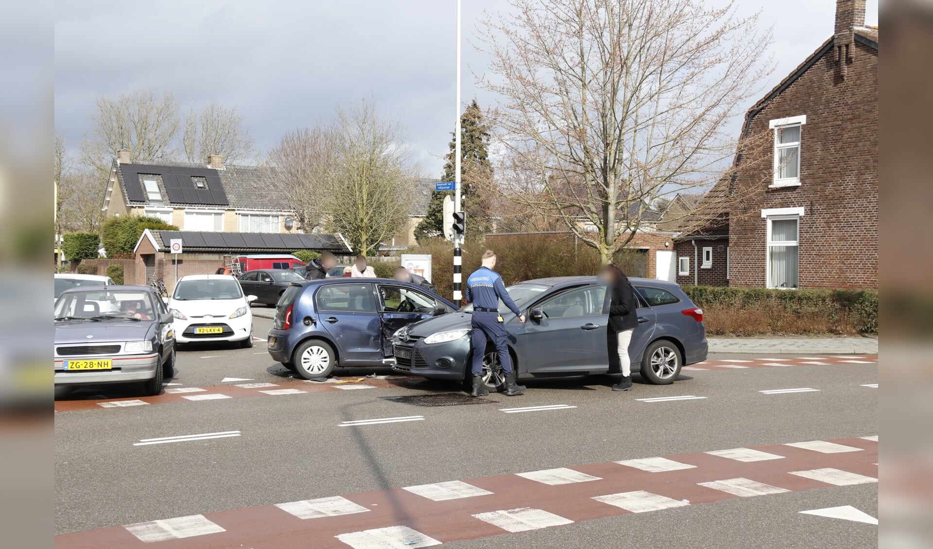 Bij een ongeval tussen twee auto's in Boxmeer is een lichtgewonde gevallen.