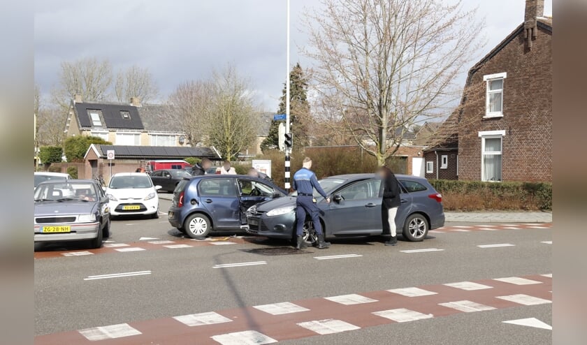 Bij een ongeval tussen twee auto's in Boxmeer is een lichtgewonde gevallen.