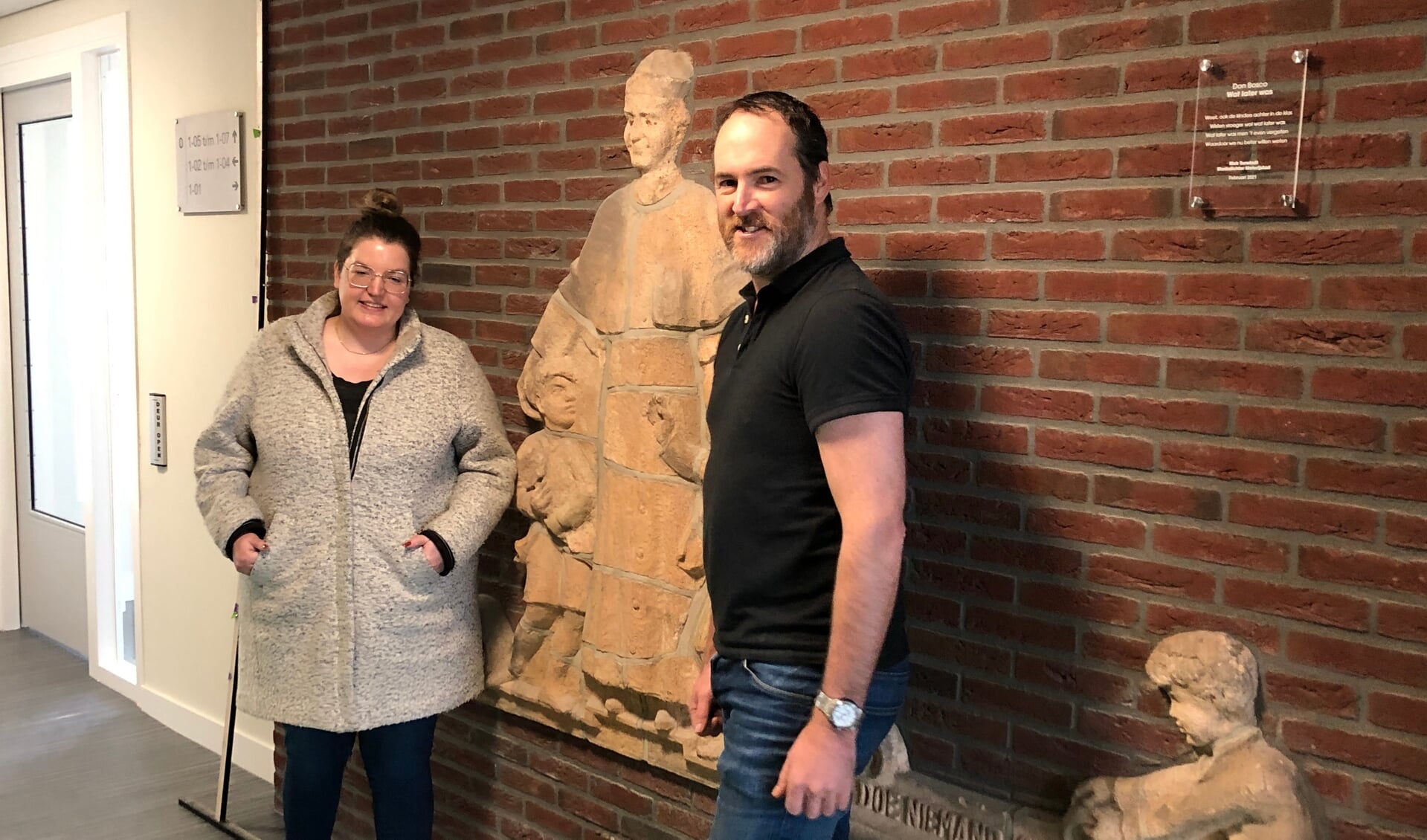 Loes Mamczijk, bewoonster en Ivo Ketelaars, projectleider Area onthulden het ornament
