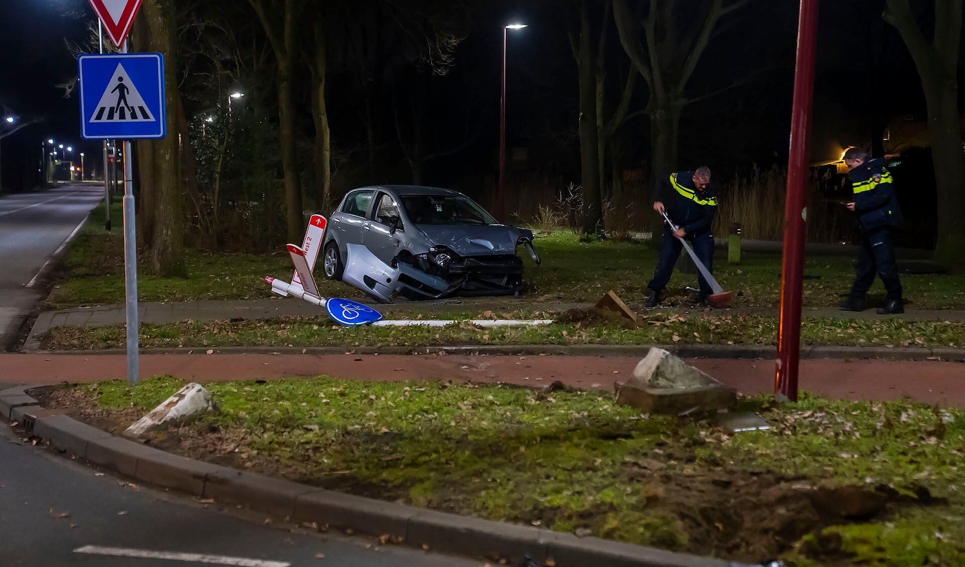 Ongeval bij rotonde bij Het Woud. (Foto: Gabor Heeres, Foto Mallo)
