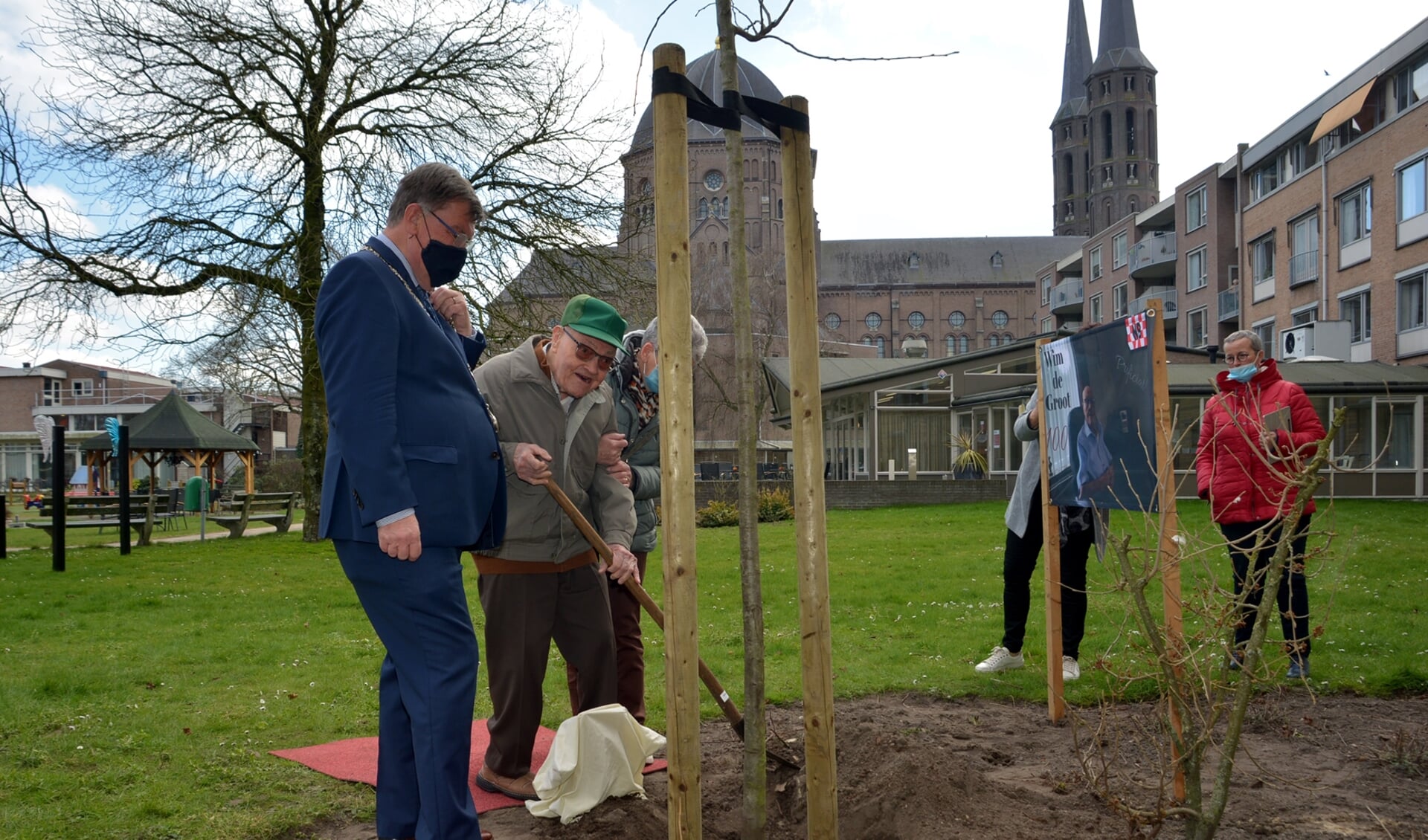 Wim de Groot plant een boom bij St. Jan samen met burgemeester Hellegers. (foto: Henk Lunenburg)