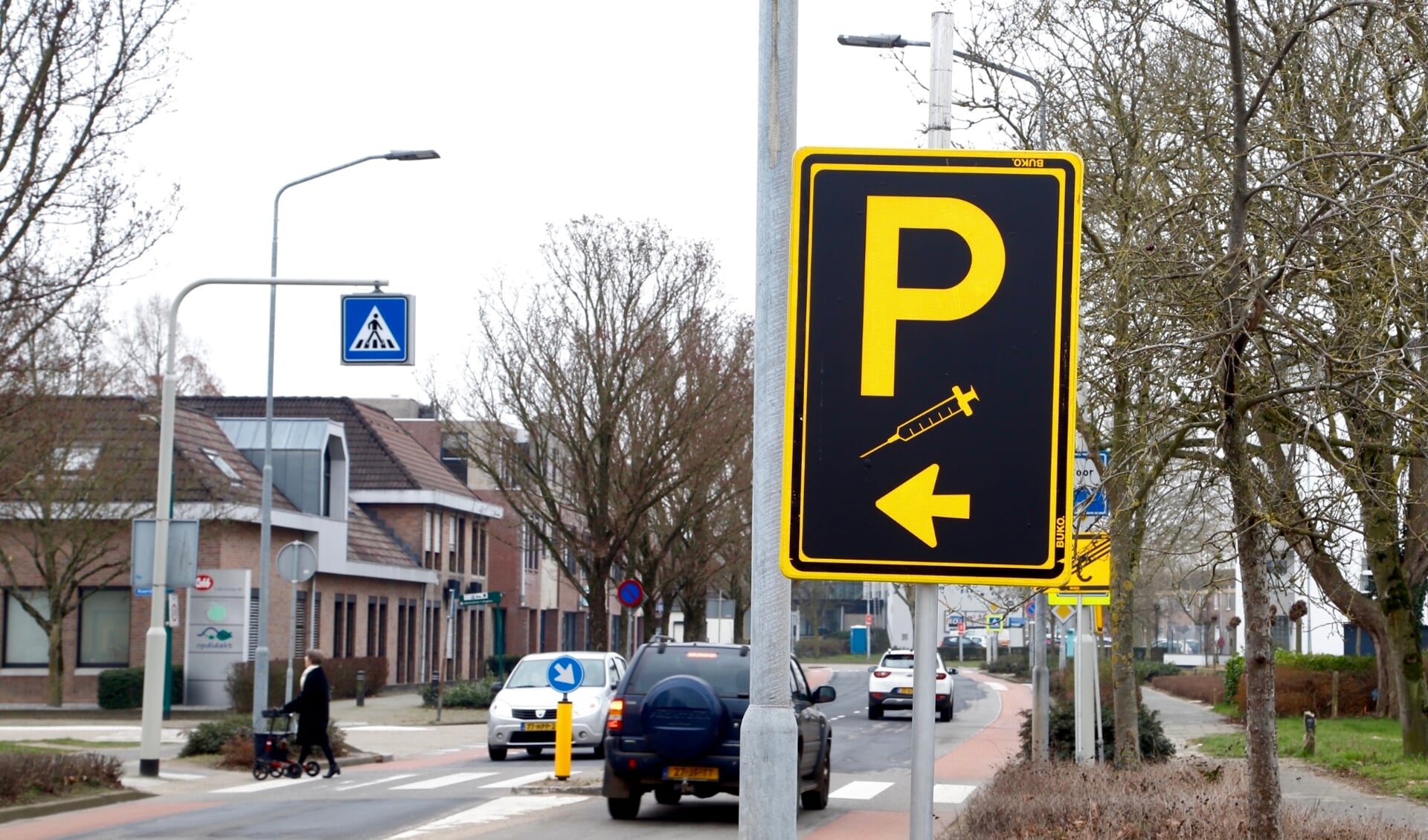 Hier op de Burgemeester Verkuijlstraat zijn borden geplaatst om aan te geven waar men kan parkeren. (Foto: SK-Media)