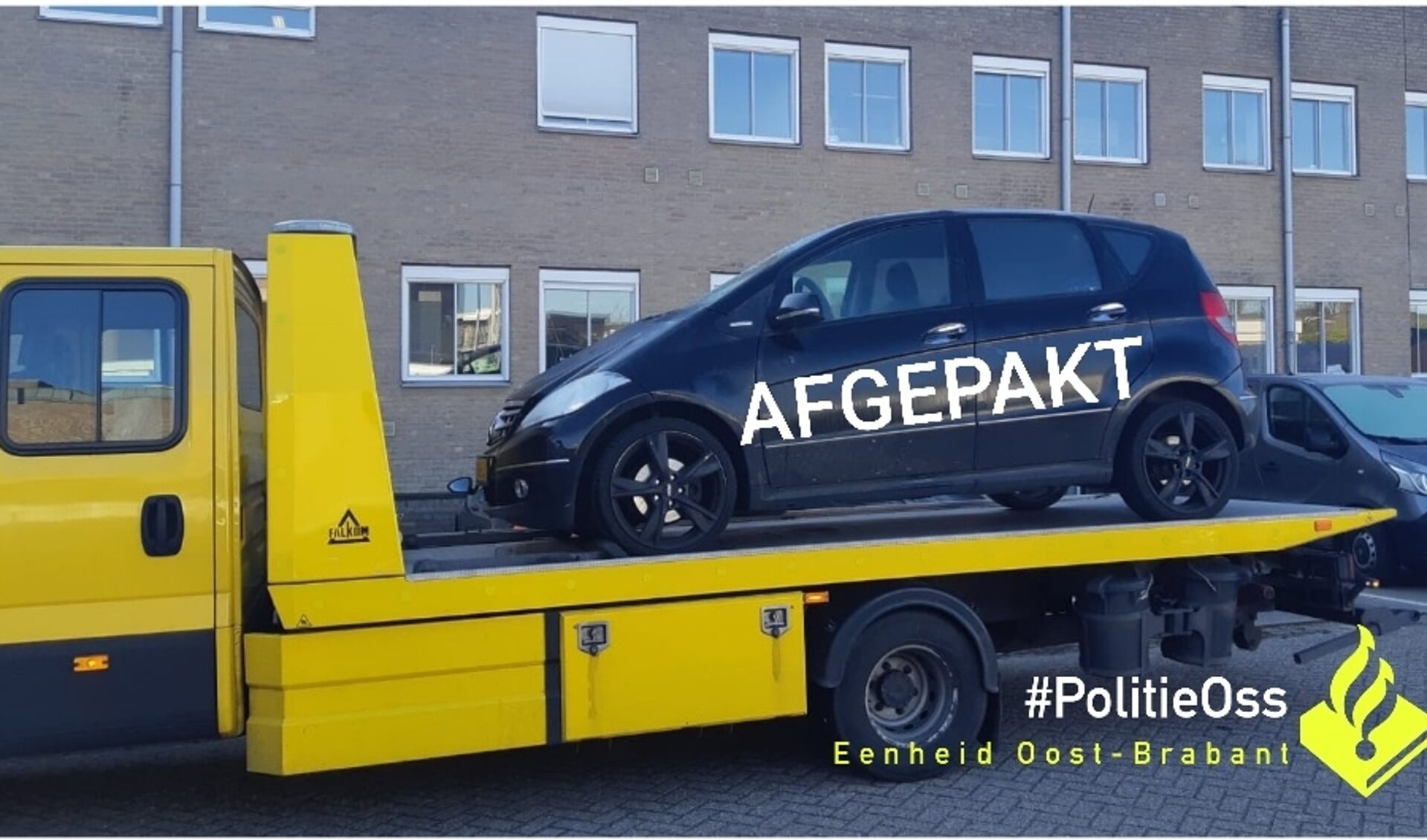 Auto in beslag genomen naar aanleiding van hennepkwekerij in Heesch. (Foto: politie Oss, Facebook)