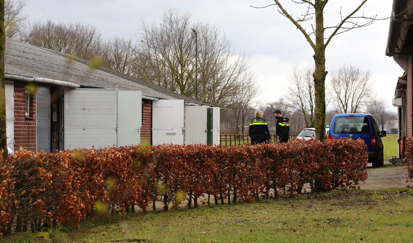 Politie doorzoekt loods in Geffen. (Foto: Charles Mallo, Foto Mallo)