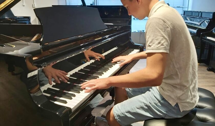 <p>Fabian Ziemba gaat op in het pianospelen.</p>