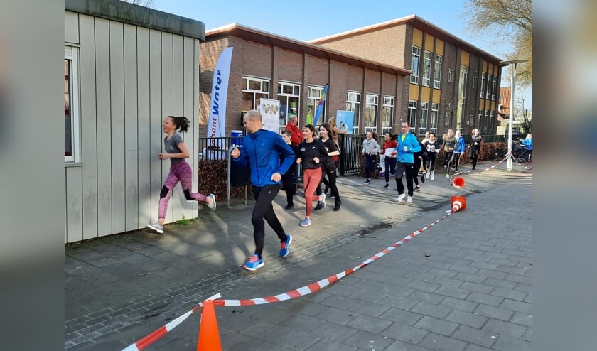 Erben Wennemars, Anne Knijnenburg en de leerlingen.