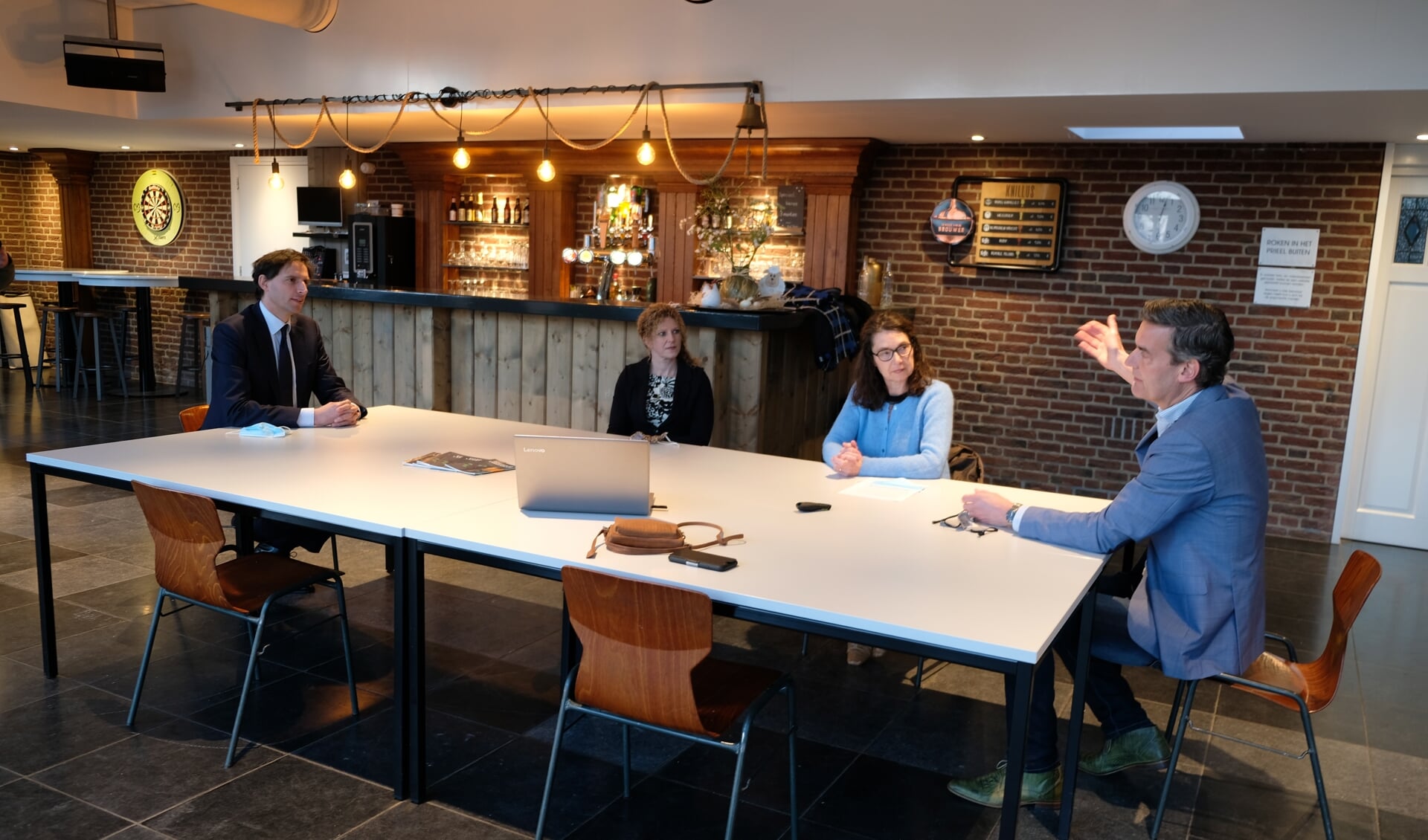 CDA-lijsttrekker Wopke Hoekstra laat zich bijpraten door Ivonne van de Horst (blauwe trui) en Maarten Ebben over lokale initiatieven in het Land van Cuijk.