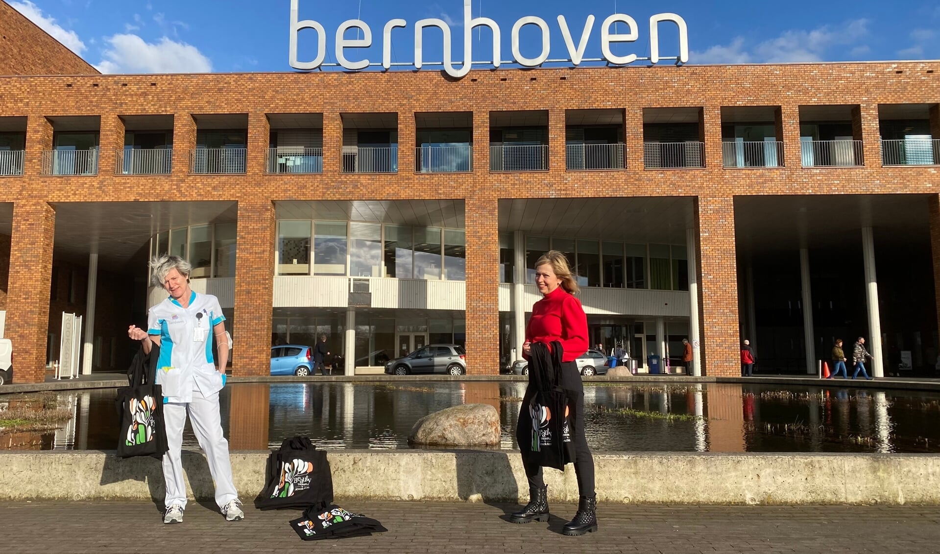 Mariline Vermunt en Diana van Dijk-Roelofs voor het Udense ziekenhuis. 