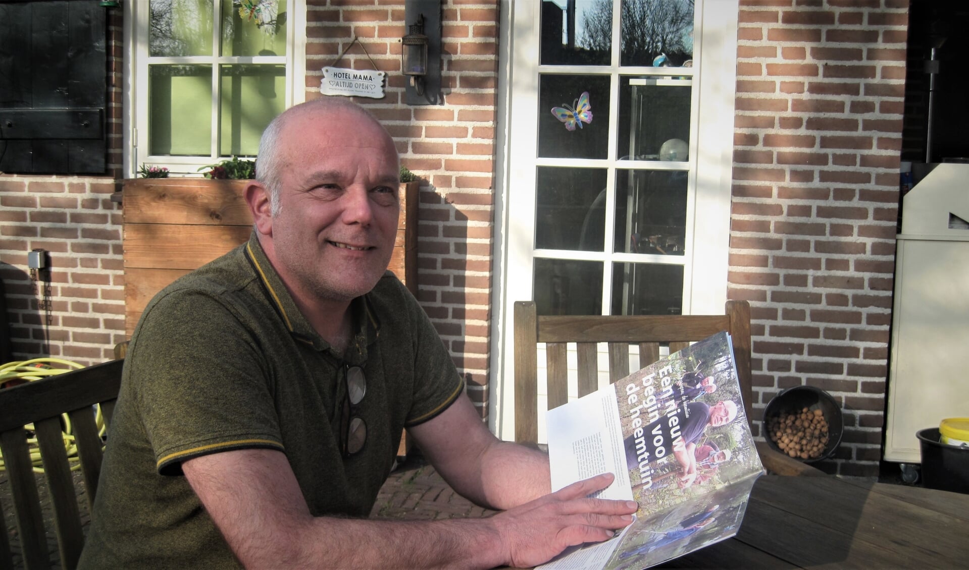 Tijs Nabuurs, met in zijn hand de eerste uitgave van het magazine.