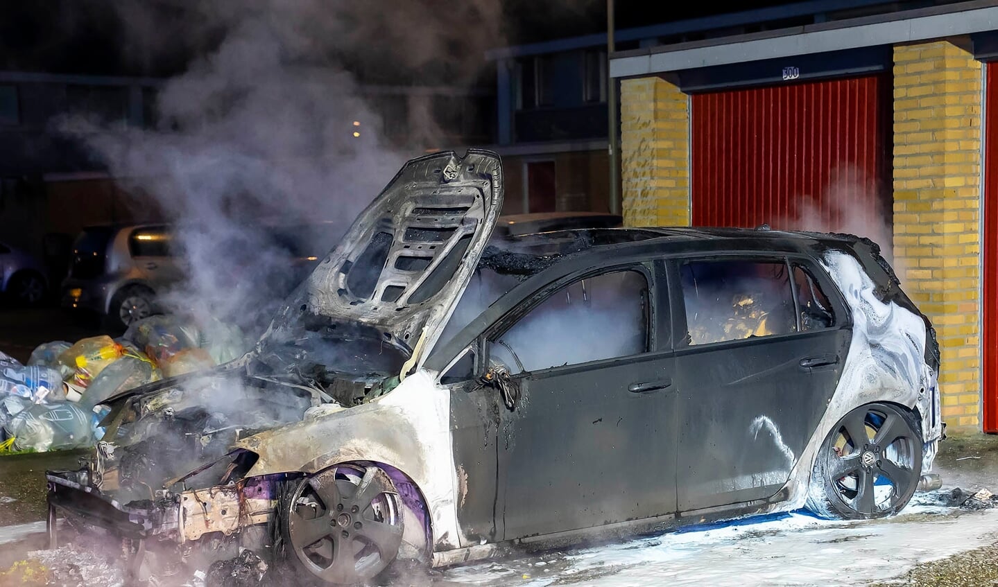 Auto uitgebrand in Wagenaarstraat, politie doet onderzoek. (Foto: Gabor Heeres, Foto Mallo)