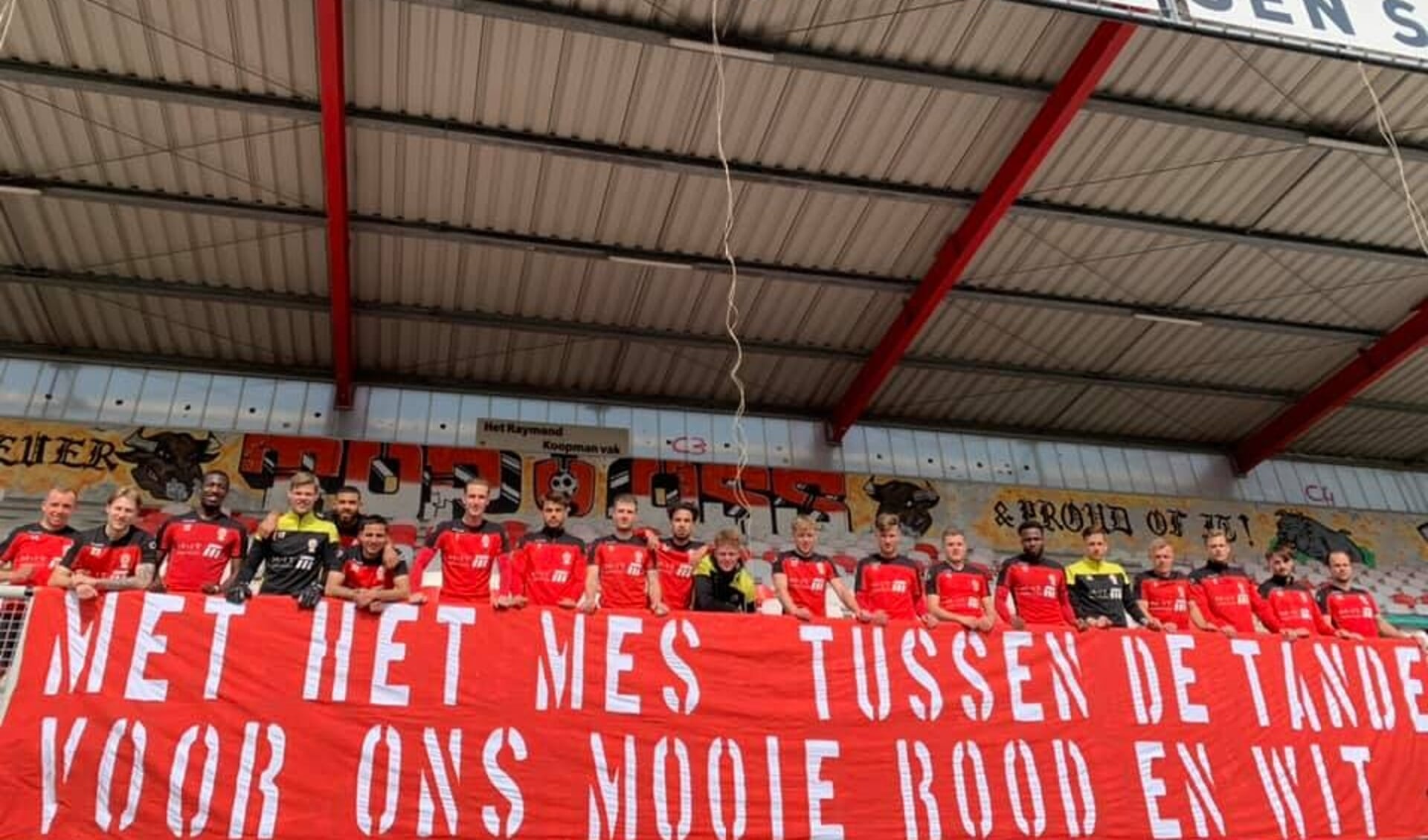 Supporters van TOP Oss hingen dit spandoek op in het eigen stadion. (Bron: TOP Oss)