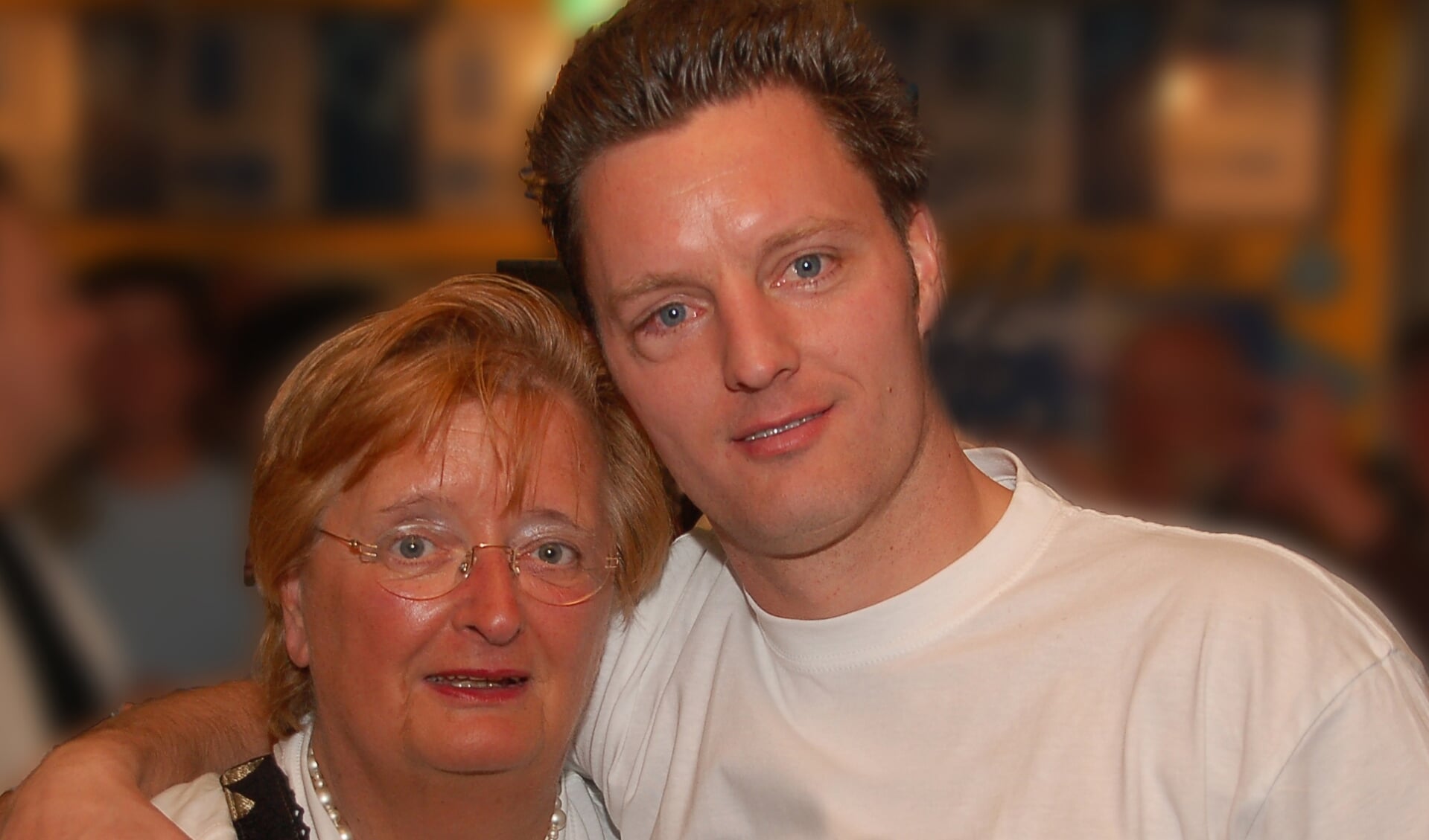 Jurgen Pinckers samen met zijn moeder op een kampioensfeest van Blauw Geel'38
