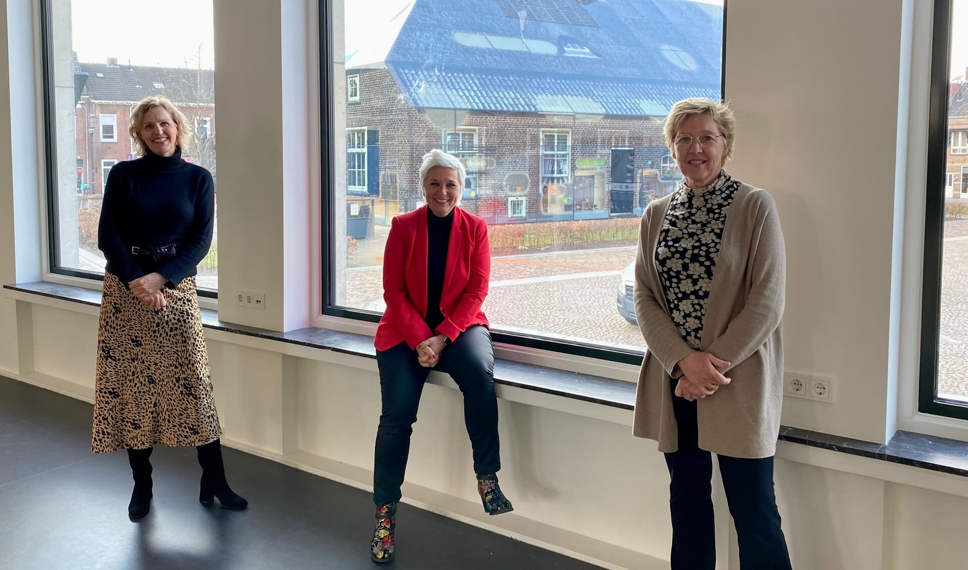 Marike de Kroon, Natasja de Groot en Bernadette Keetels met op de achtergrond De Glazen Boerderij.