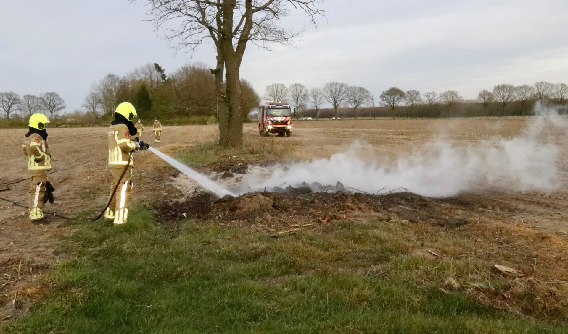 De brandweer doofde de vlammen aan de Bosweg,