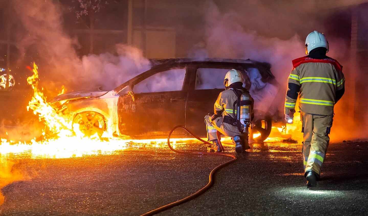 Auto uitgebrand in Wagenaarstraat, politie doet onderzoek. (Foto: Gabor Heeres, Foto Mallo)