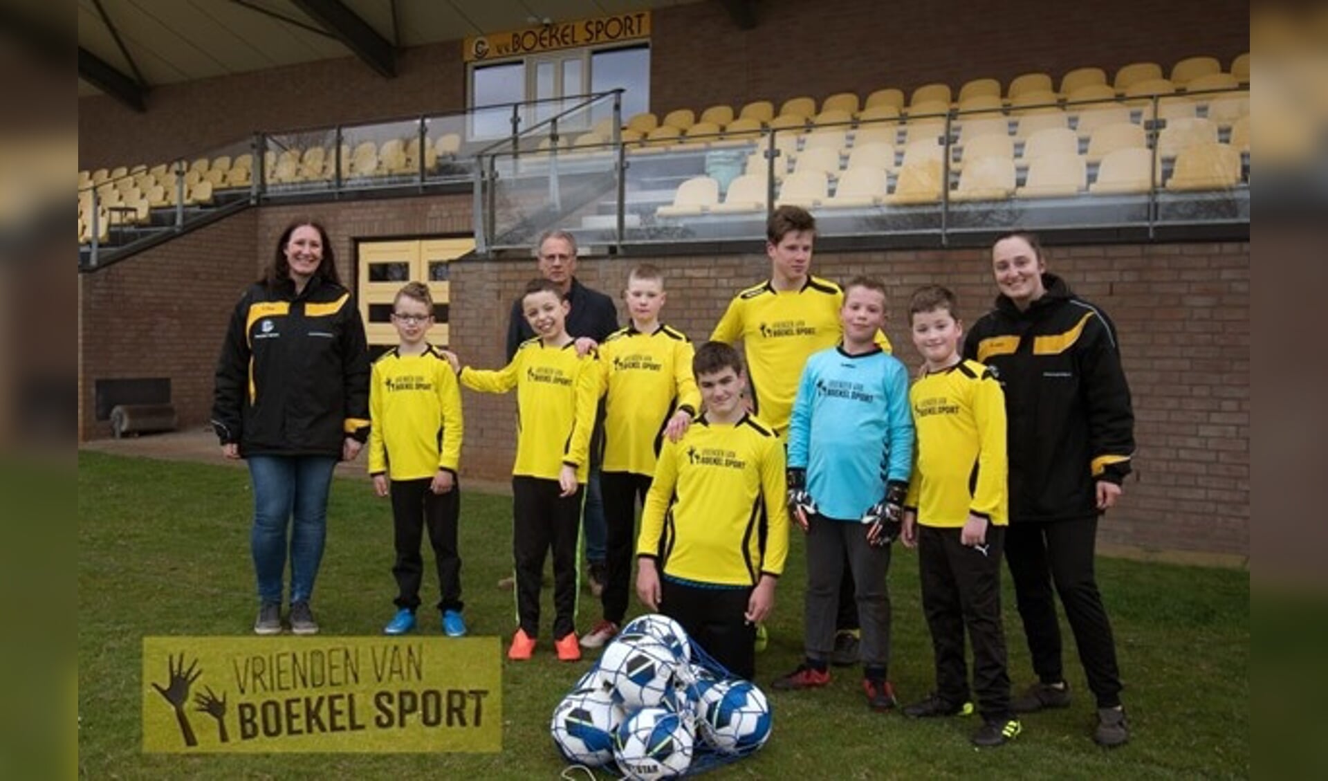 De kinderen te zien met v.l.n.r. begeleidster Babs van Sleeuwen, Leo van der Zanden als afgevaardigde van de Vrienden van Boekel Sport en trainster Anne van Haandel.