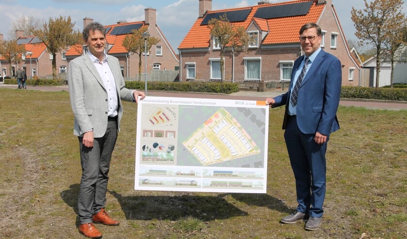 <p>Jan van Vucht en Franko van Lankvelt op de plek van de nieuwbouwplannen.</p>  
