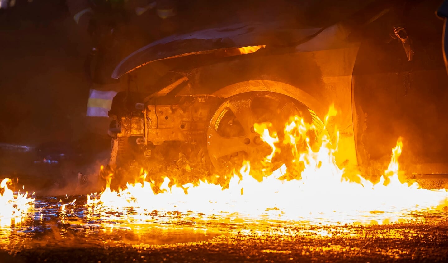 Auto uitgebrand in Wagenaarstraat, politie doet onderzoek. (Foto: Gabor Heeres, Foto Mallo)