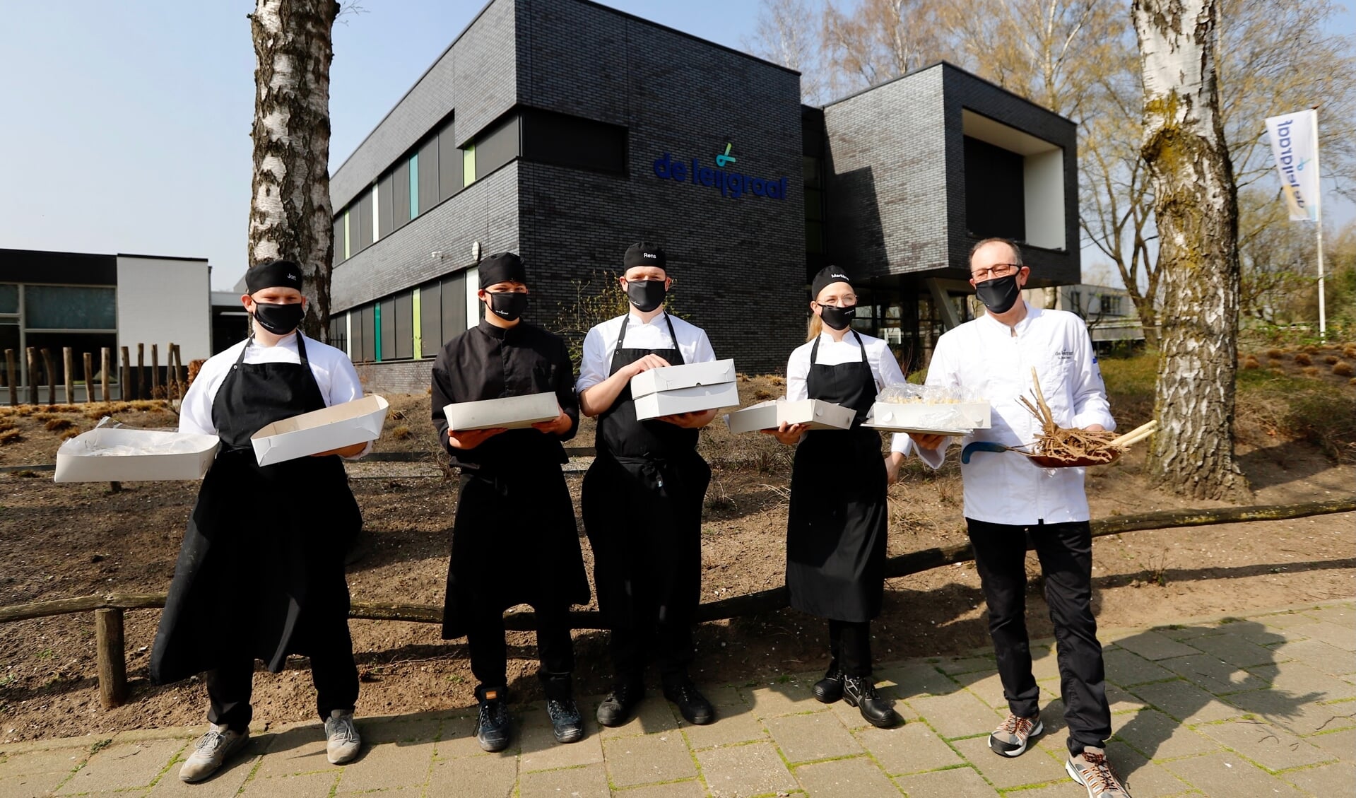 Bewapend met aspergeplant en de lekkerste gerechten trokken de aspirant chefs en hun docent richting het nabijgelegen Leijgraafhuis. (Foto: SK-Media)