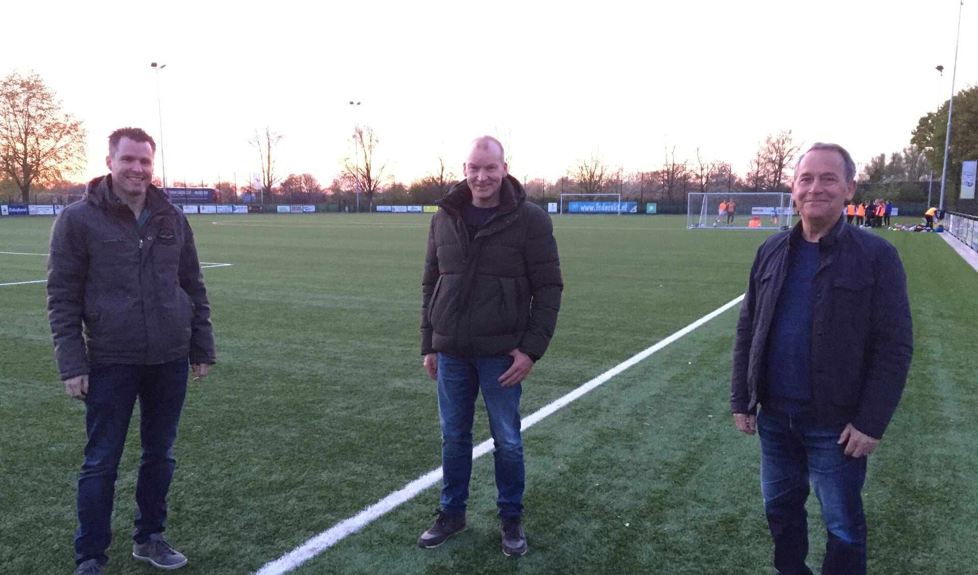 Voorzitter Erik Sanders, penningmeester John Wijdeven en hoofdtrainer Eus Marijnissen van FC de Rakt.