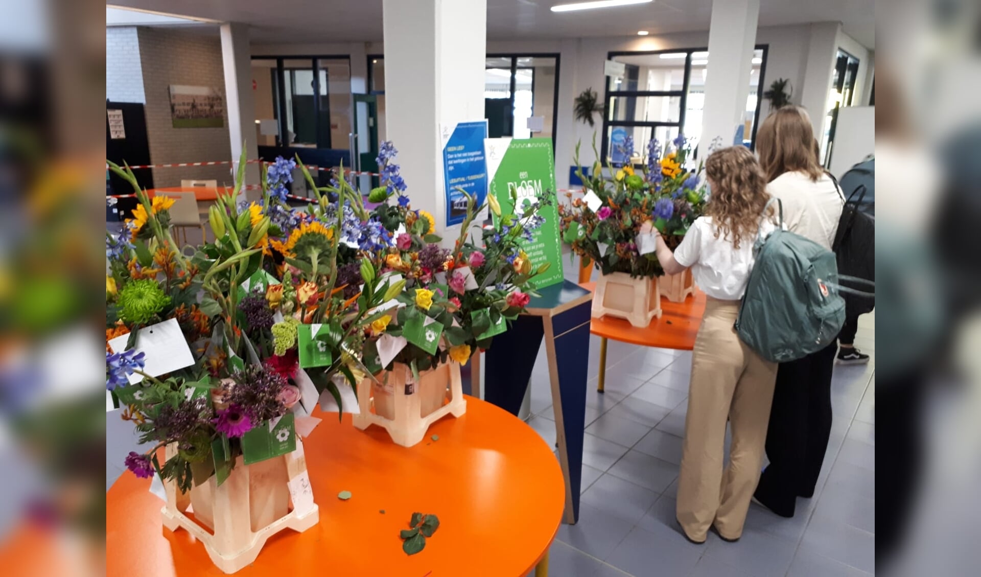 Leerlingen van Het Hooghuis maken een keuze uit het aanbod aan bloemen.