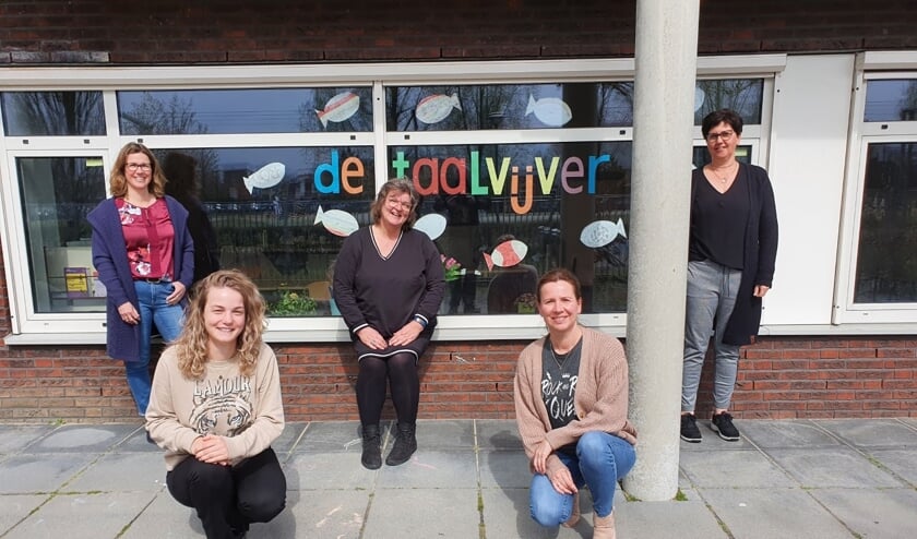 <p>Team Taalvijver van links naar rechts: Karin, Marley, Toos, Susan en Mariëtte (Ellen ontbreekt op de foto).</p>