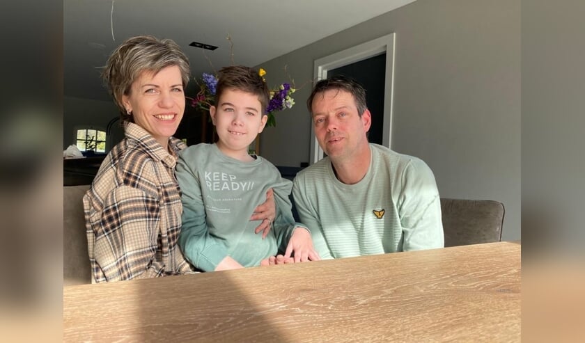 <p>Rian, Niek en Rene Bekker aan de keukentafel.</p>