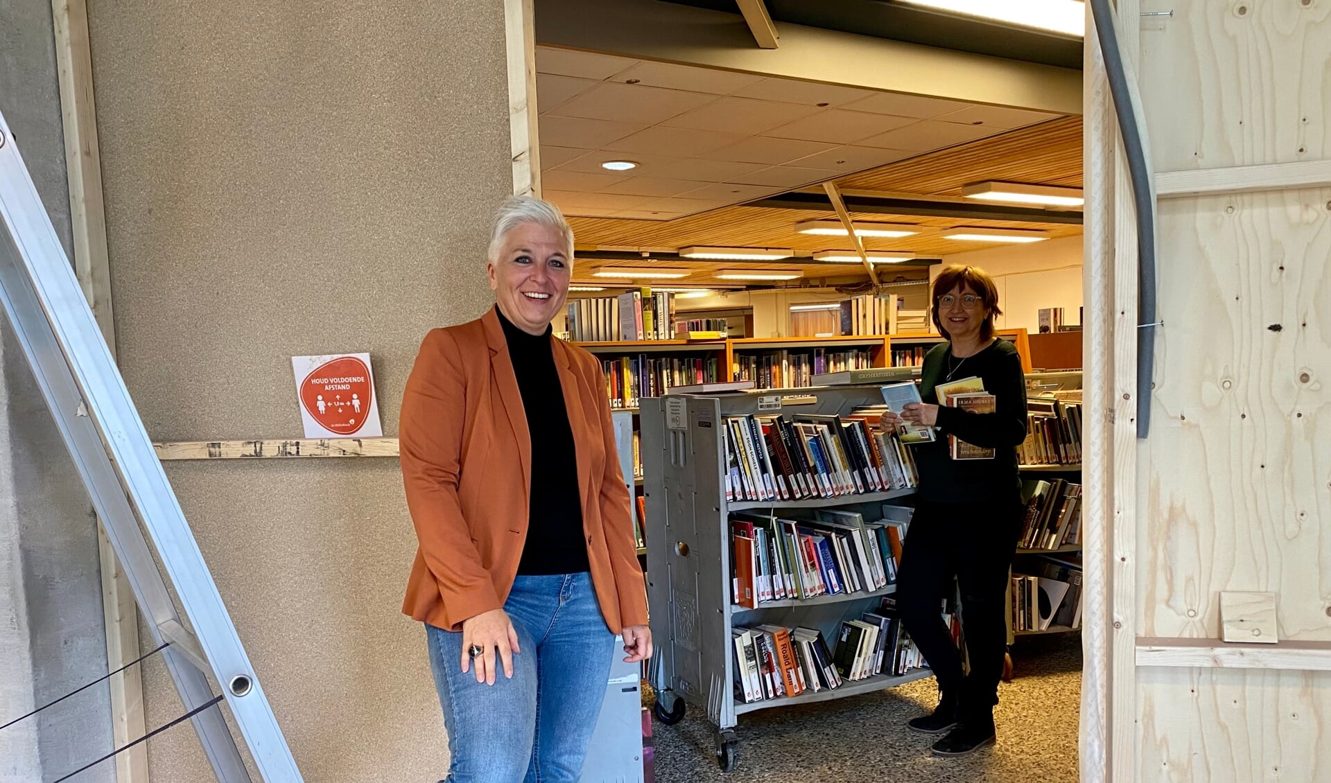 Natasja de Groot en Ellen Coehorst in de Veghelse bibliotheek die momenteel compleet wordt verbouwd.