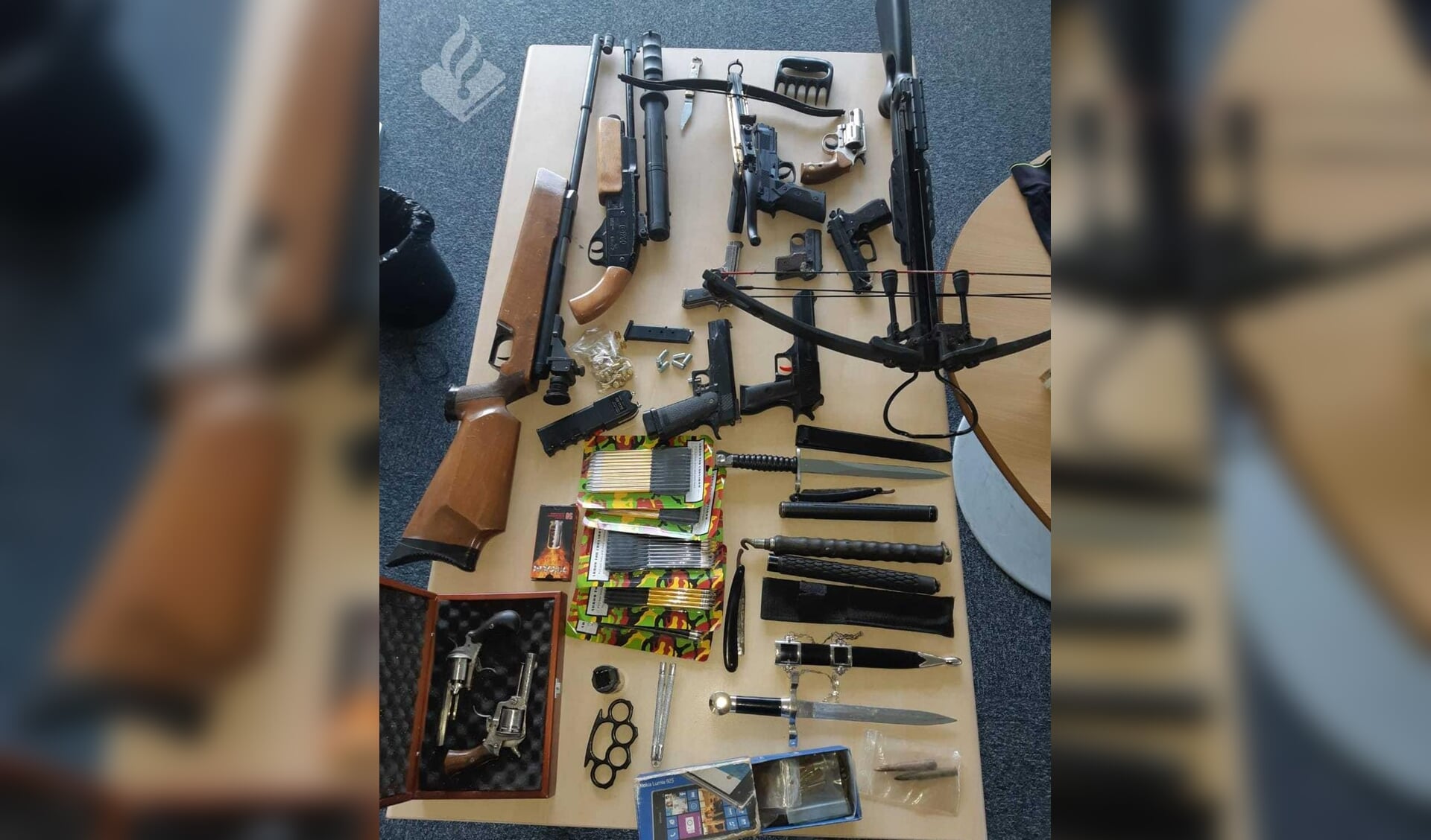 Politie vindt wapens, drugs en vals geld bij geweldpleger in Sint Anthonis