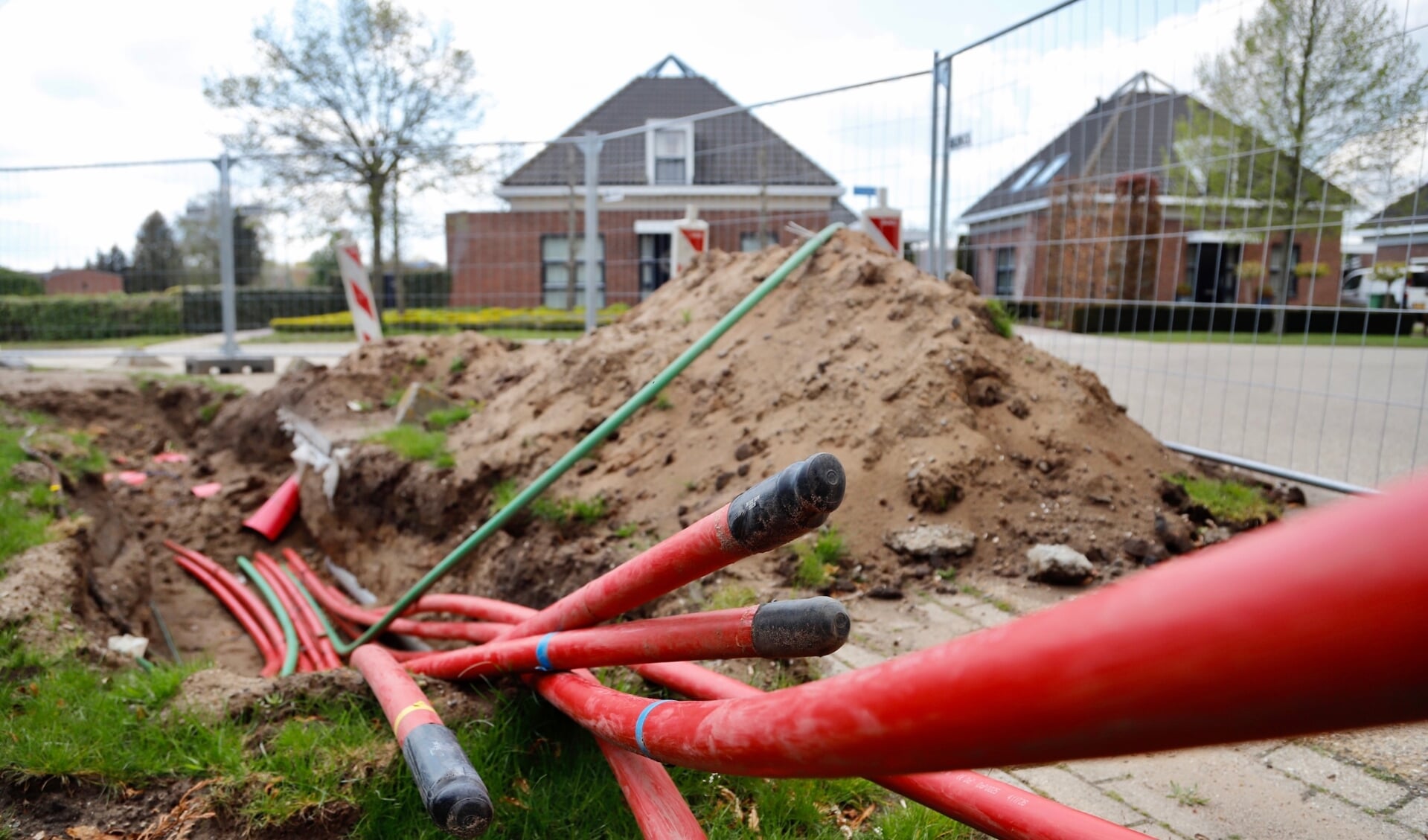 Het aanleggen van de hoogspanningskabels verloopt in Rijkevoort verre van vlekkeloos. (Foto: SK-Media)