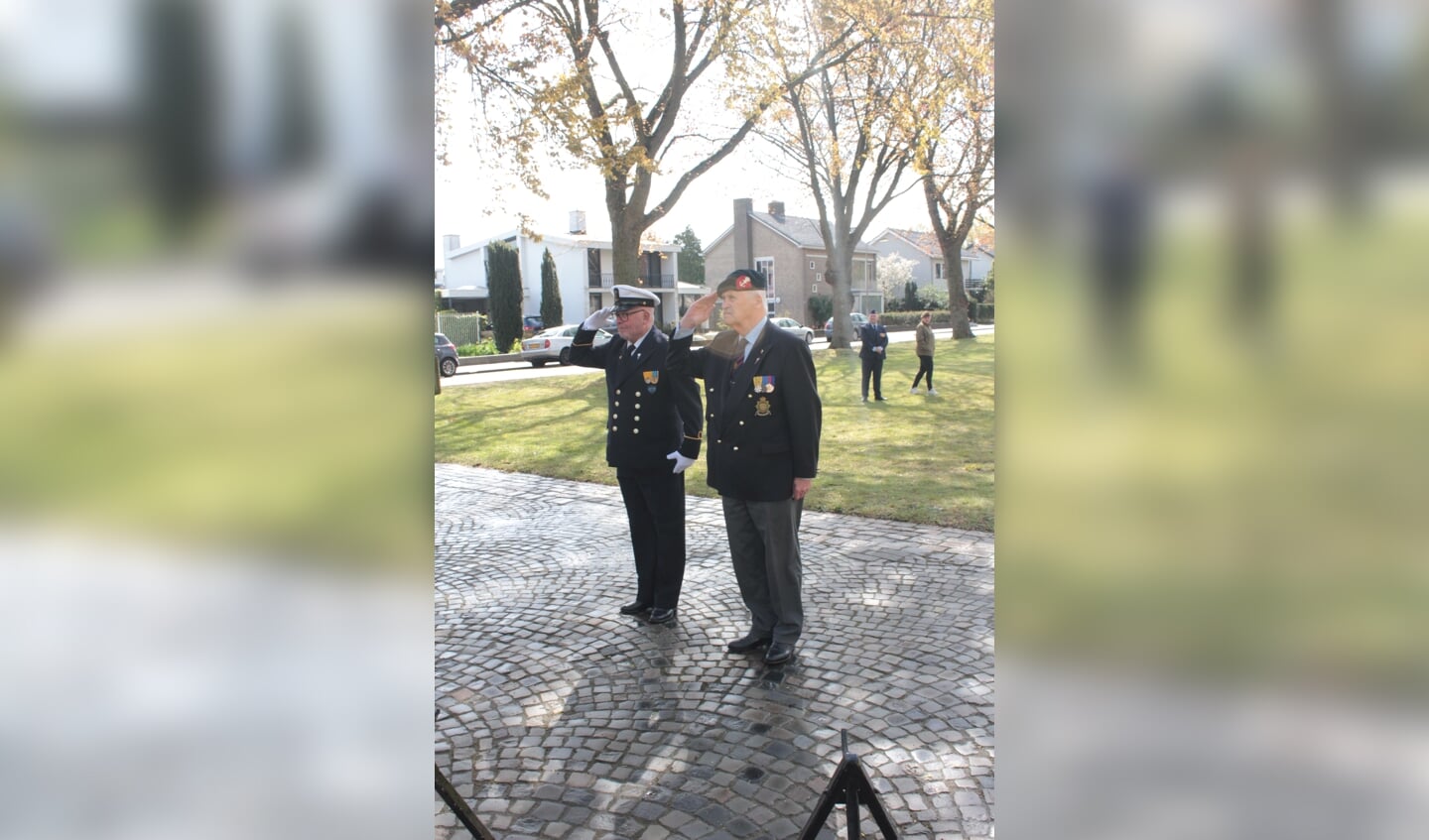 Ook veteranen hebben dinsdag tijdens dodenherdenking kransen gelegd bij het monument. (Foto: Harry Hoogenes)