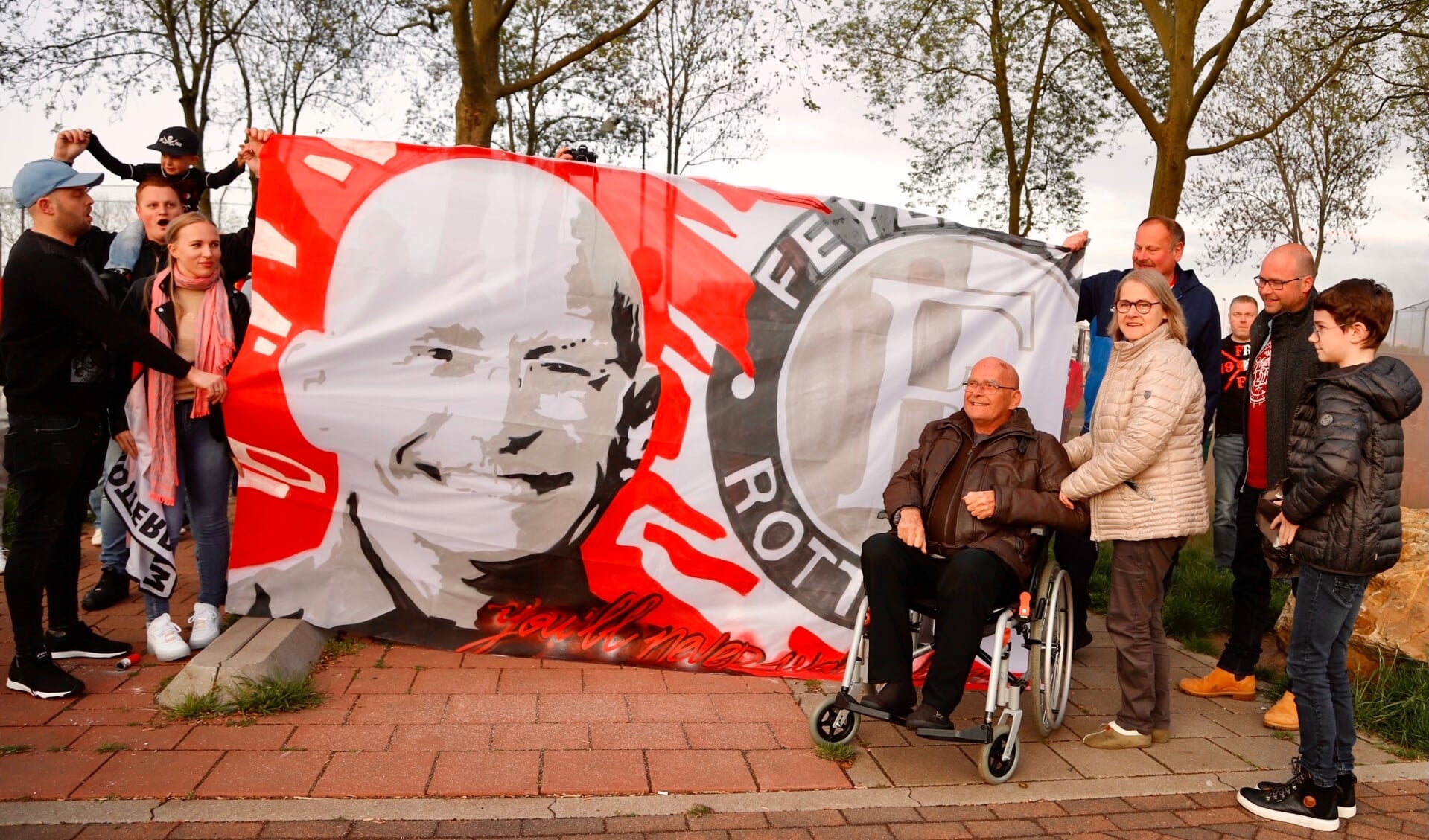 Hans Toet werd onlangs nog geëerd door leden van SIOL en supporters van Feyenoord.