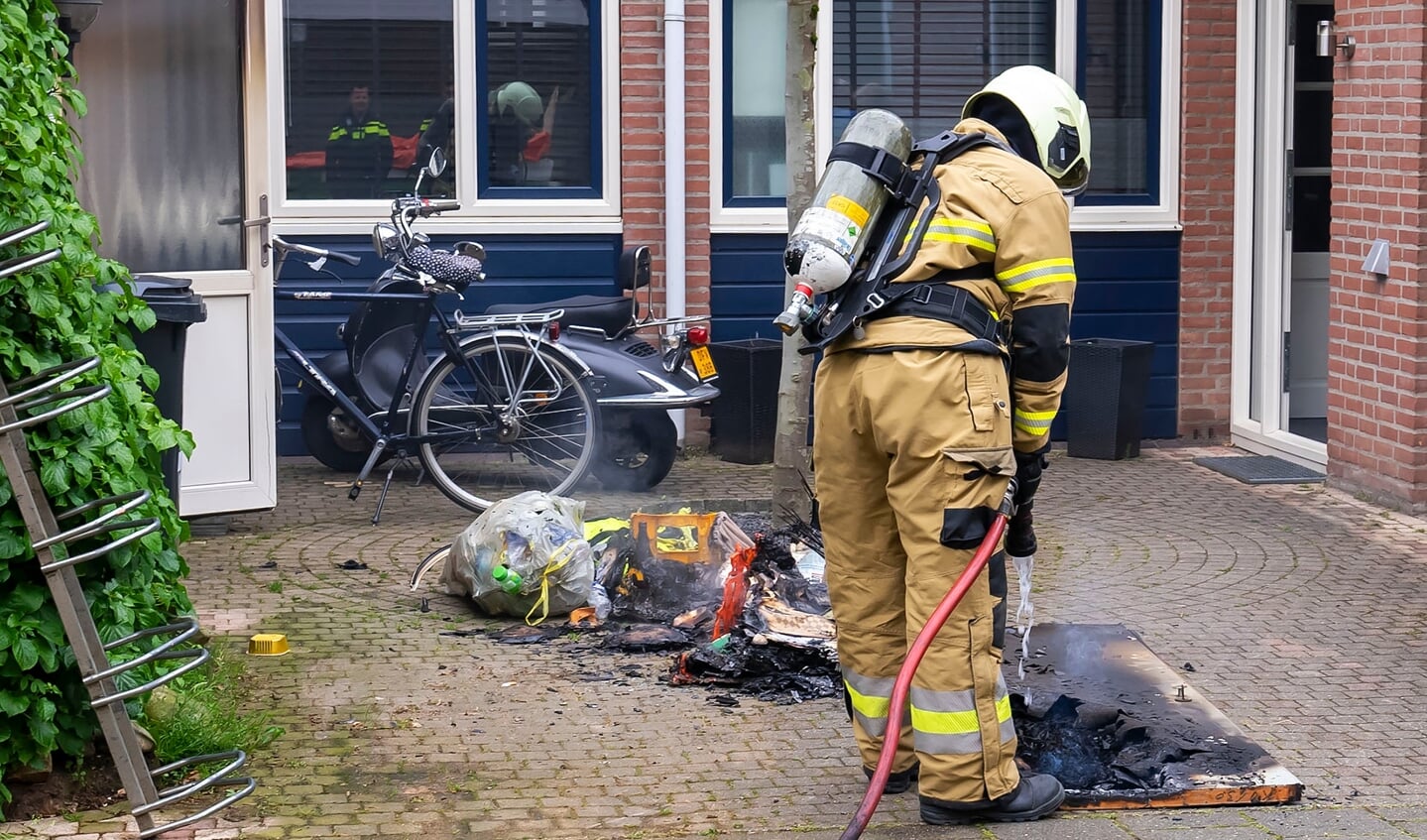 Brand in garage Tinnegieter door broei in stapel poetsdoeken. (Foto: Gabor Heeres, Foto Mallo)