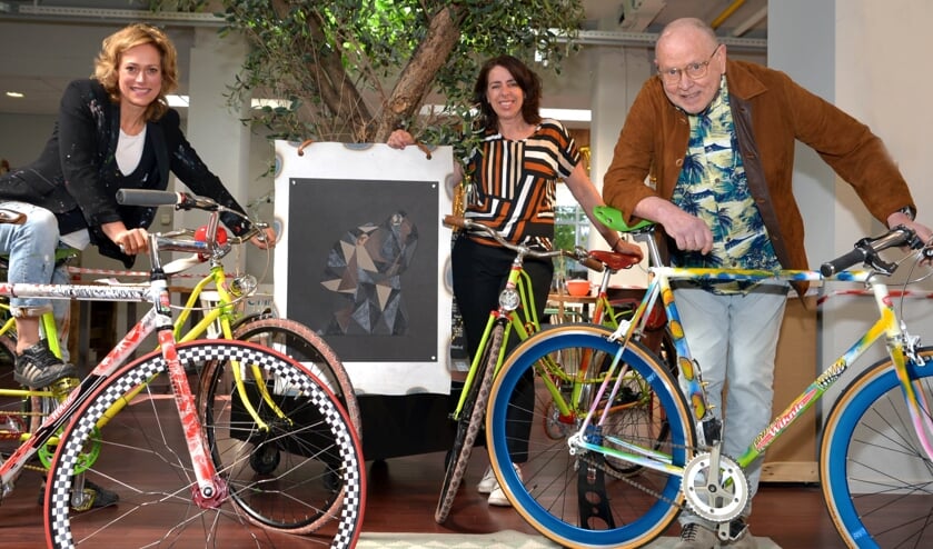 <p>Drie van de vier exposanten: Simone Boogers, Ellen Timmermans en Wim Teunissen. (tekst + foto: Henk Lunenburg)</p>