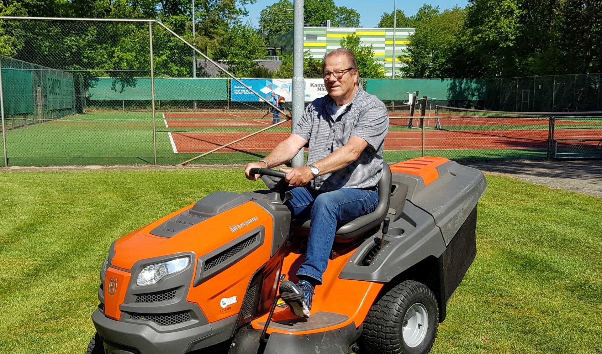 Huub Brekelmans aan het werk op het park van tennisclub O.L.T.C. Hartog.