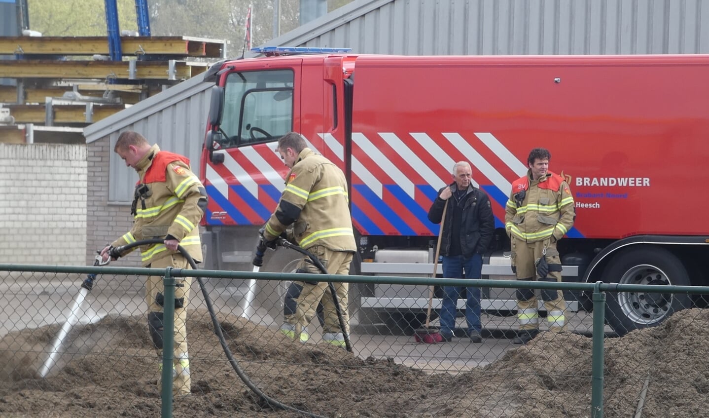 Brandweer in actie bij bedrijf aan Longobardenweg. (Foto:  Thomas)