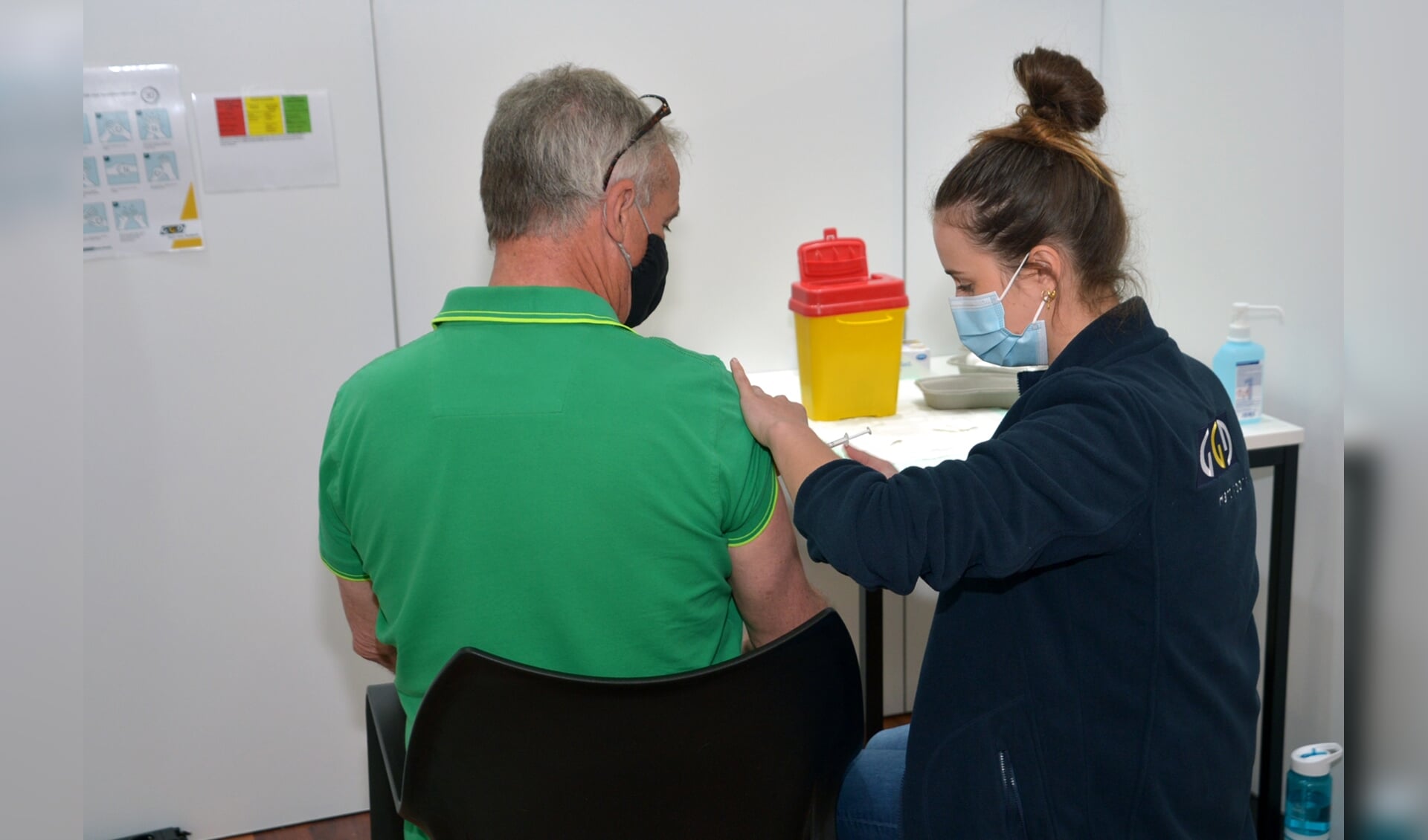 Bij de vaccinatielocatie in Uden wordt een prik gezet. (foto: Henk Lunenburg)