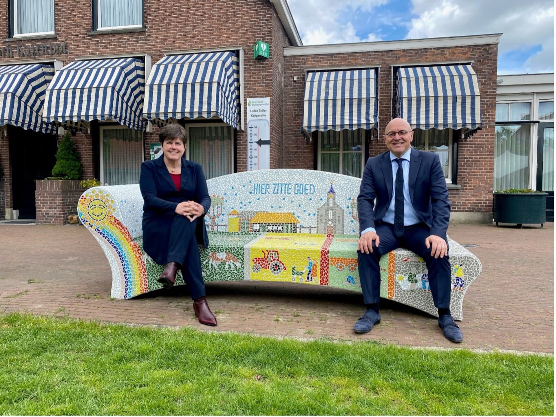 Ina Adema (L) samen met burgemeester Kees van Rooij.