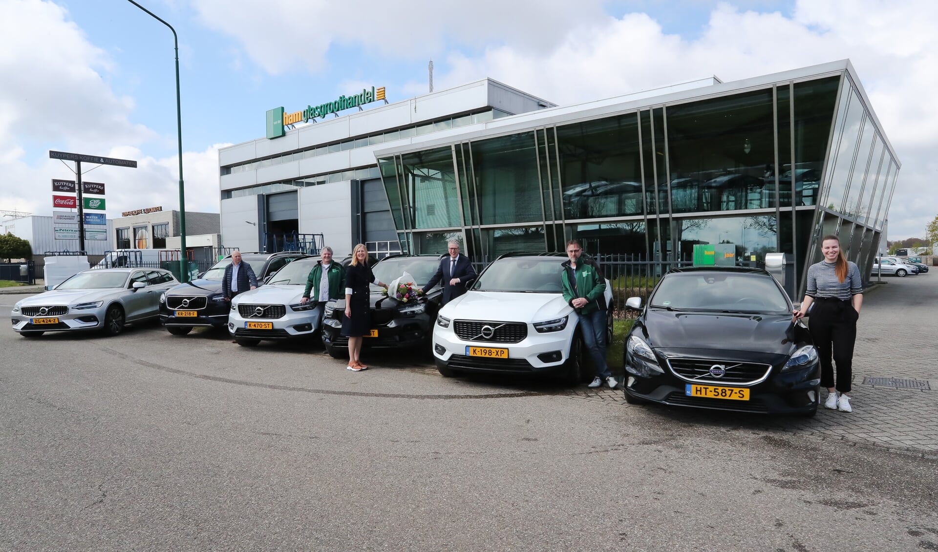 Autobedrijf Vos Oss heeft nieuwe Volvo's geleverd aan Glasgroothandel Van der Ham.